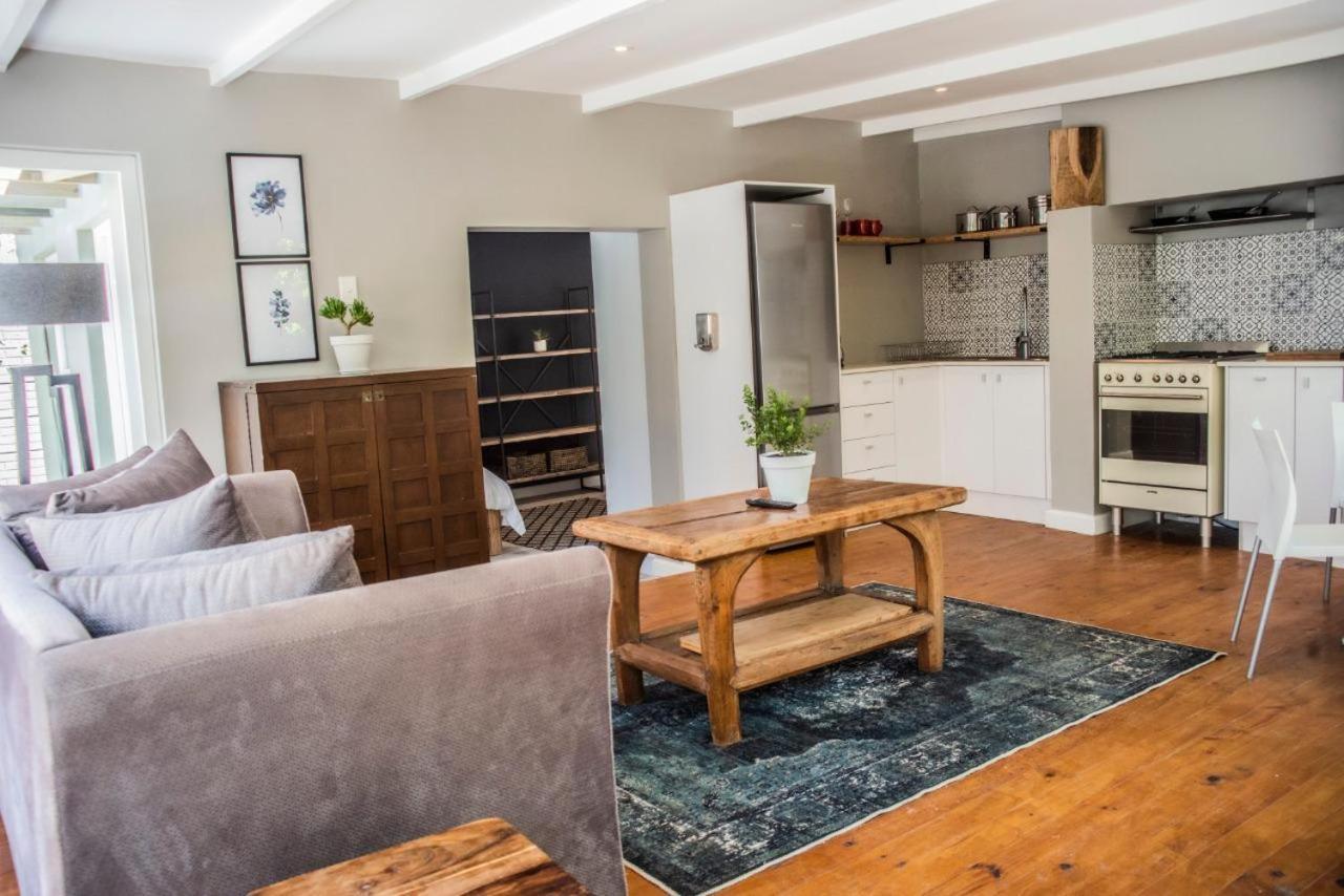 Appartement Modern Spacious With Hot Tub, Flora