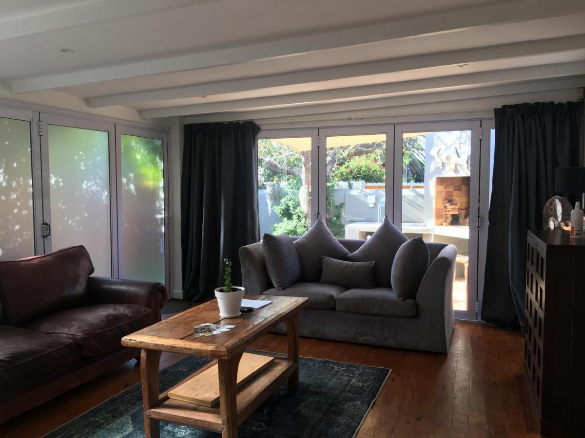 Modern Spacious With Hot Tub, Flora